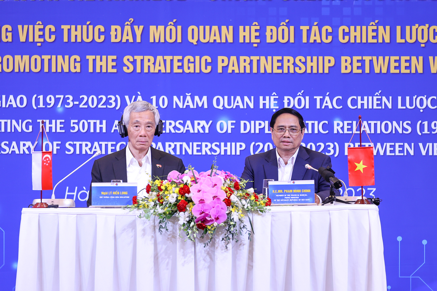 Thủ tướng Phạm Minh Chính, Thủ tướng Singapore Lý Hiển Long tại buổi gặp mặt đại biểu thanh niên hai nước - Ảnh: VGP/Nhật Bắc