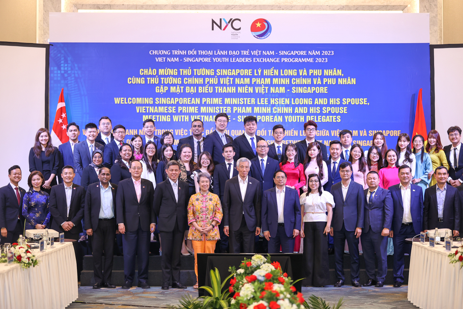 Thủ tướng Phạm Minh Chính, Thủ tướng Singapore Lý Hiển Long cùng hai Phu nhân và các đại biểu thanh niên hai nước - Ảnh: VGP/Nhật Bắc