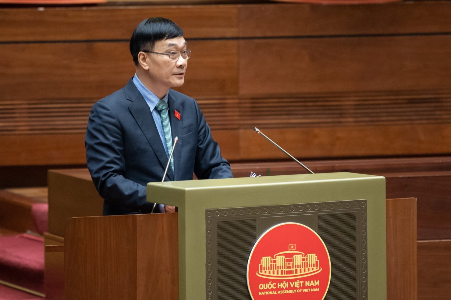 Chủ nhiệm Ủy ban Kinh tế Vũ Hồng Thanh trình bày Báo cáo tóm tắt một số vấn đề lớn về dự án Luật Đất đai (sửa đổi).