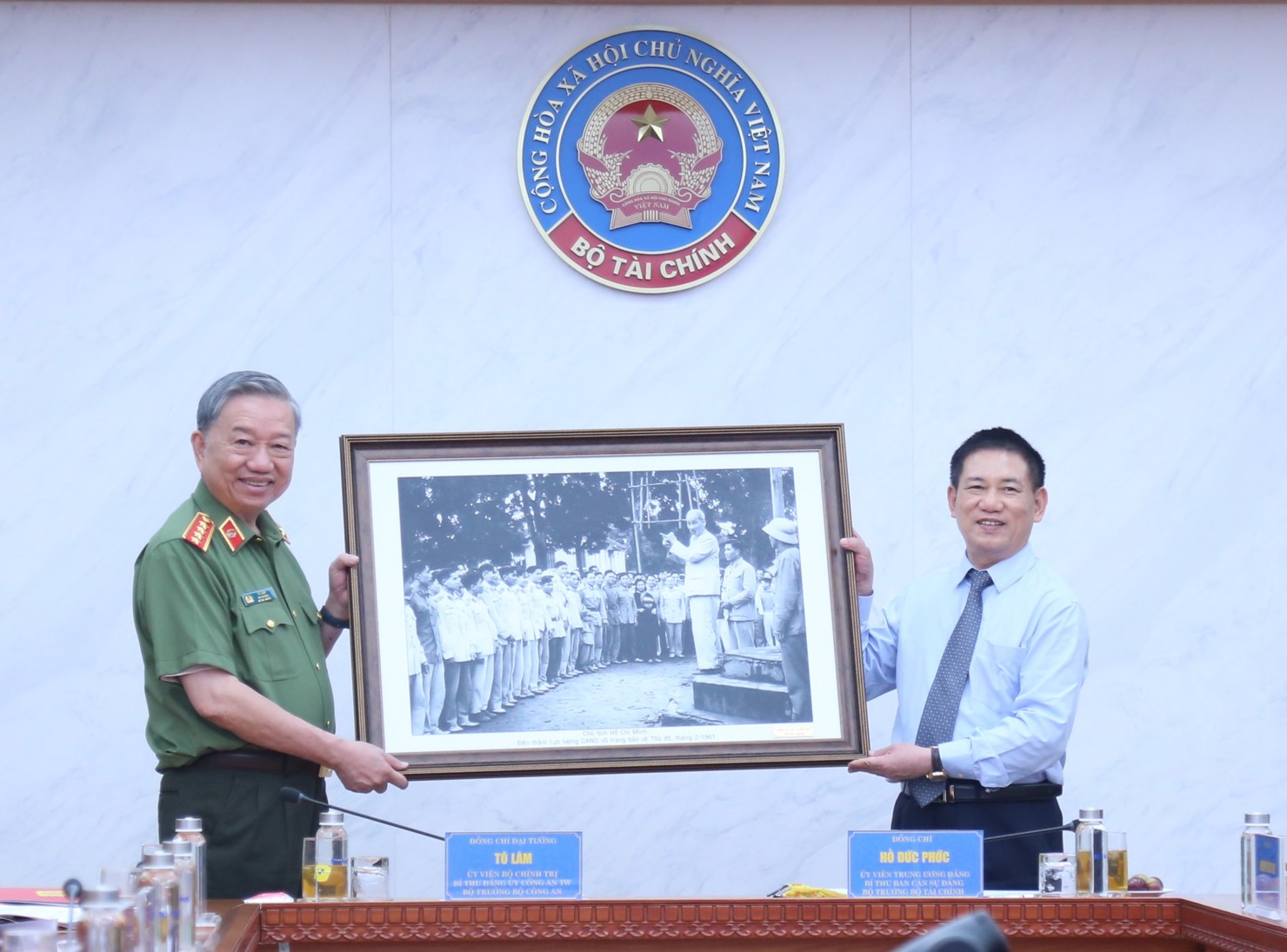 Bộ trưởng Bộ Công an Tô Lâm và Bộ trưởng Bộ Tài chính Hồ Đức Phớc. 