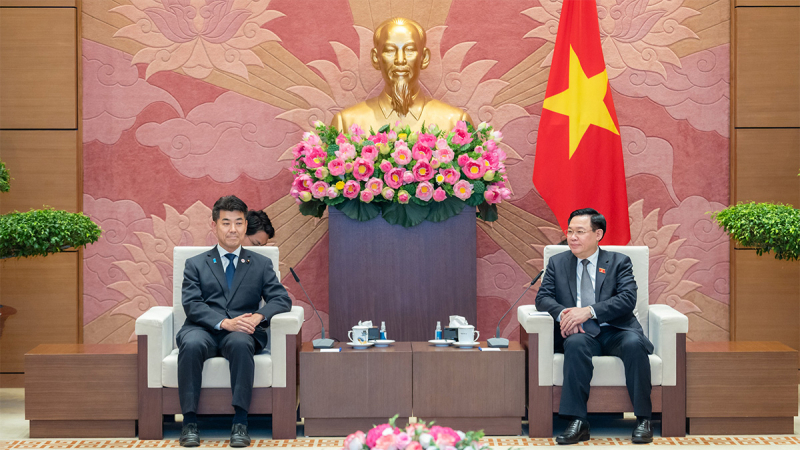 Chủ tịch Quốc hội Vương Đ&igrave;nh Huệ tiếp Chủ tịch Đảng D&acirc;n chủ Lập hiến Nhật Bản Izumi Kenta. Ảnh: L&acirc;m Hiển