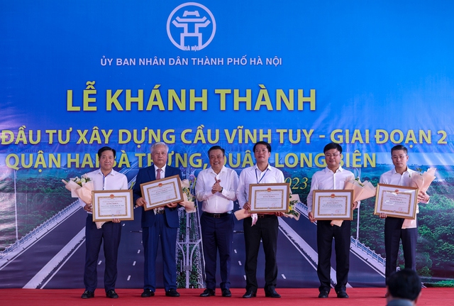 Chủ tịch UBND TP. Hà Nội Trần Sỹ Thanh trao bằng khen cho các đơn vị thi công dự án - Ảnh: VGP/Nhật Bắc