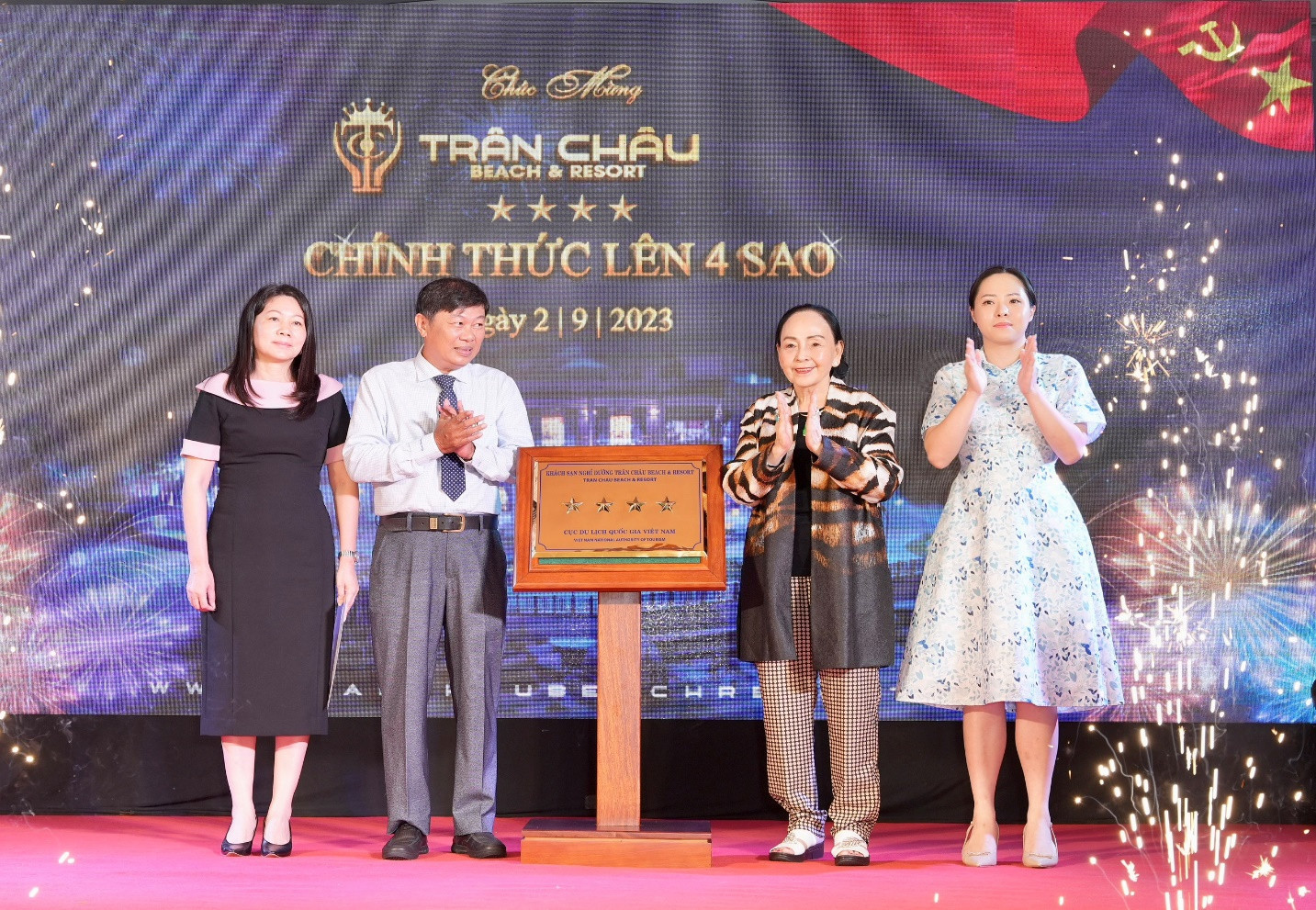 Ban lãnh đạo Khu du lịch nghỉ dưỡng Trân Châu Phước Hải đón nhận quyết định công nhận đạt chuẩn 4 sao. Ảnh: KN Group.