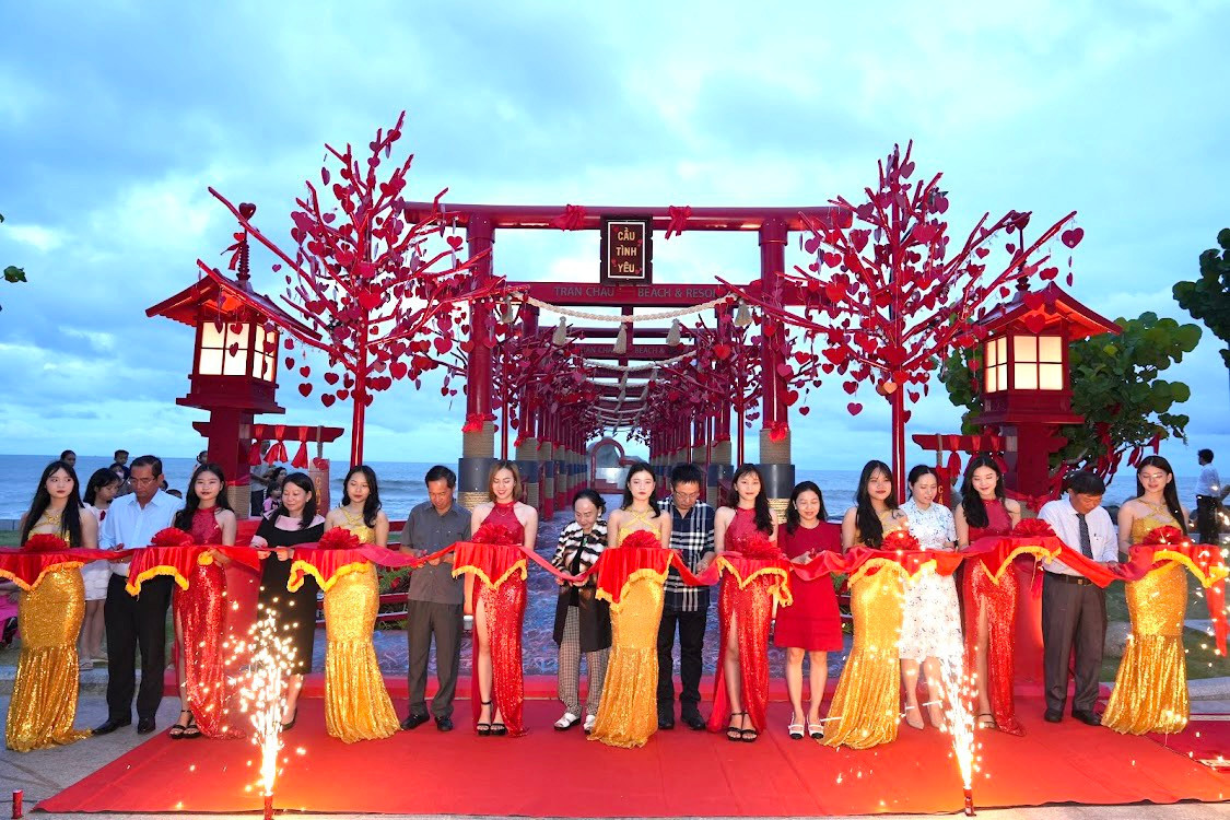 Lãnh đạo Sở Du lịch Bà Rịa - Vũng Tàu cùng Ban lãnh đạo Trân Châu Beach & Resort cắt băng khánh thành Cầu Tình yêu - điểm check-in mới trong khuôn viên khu du lịch. Ảnh: KN Group