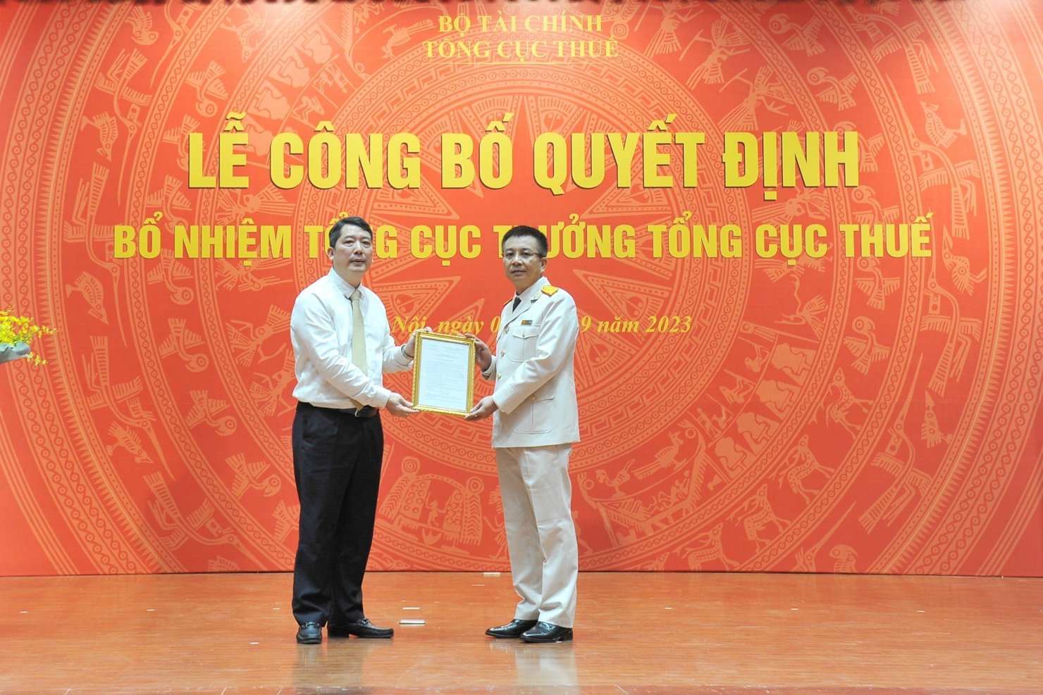 Thứ trưởng Bộ Tài chính Cao Anh Tuấn trao Quyết định bổ nhiệm ông Mai Xuân Thành giữ chức Tổng cục trưởng Tổng cục Thuế.