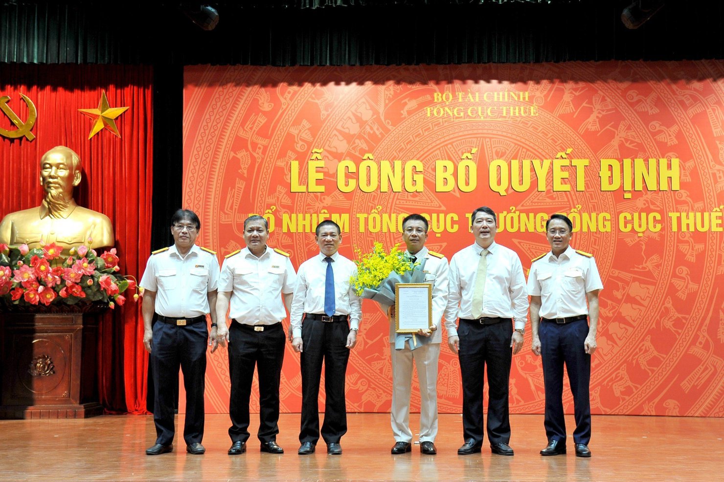 Bộ trưởng Hồ Đức Phớc, Thứ trưởng Cao Anh Tuấn cùng Ban Lãnh đạo Tổng cục Thuế chúc mừng tân Tổng cục trưởng Mai Xuân Thành.