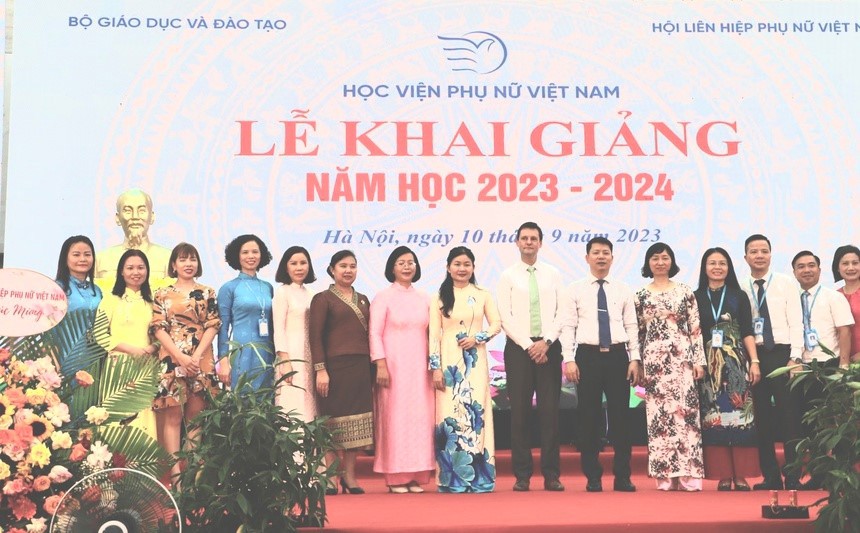 Các đại biểu và cán bộ Học viện Phụ nữ Việt Nam chụp ảnh lưu niệm.