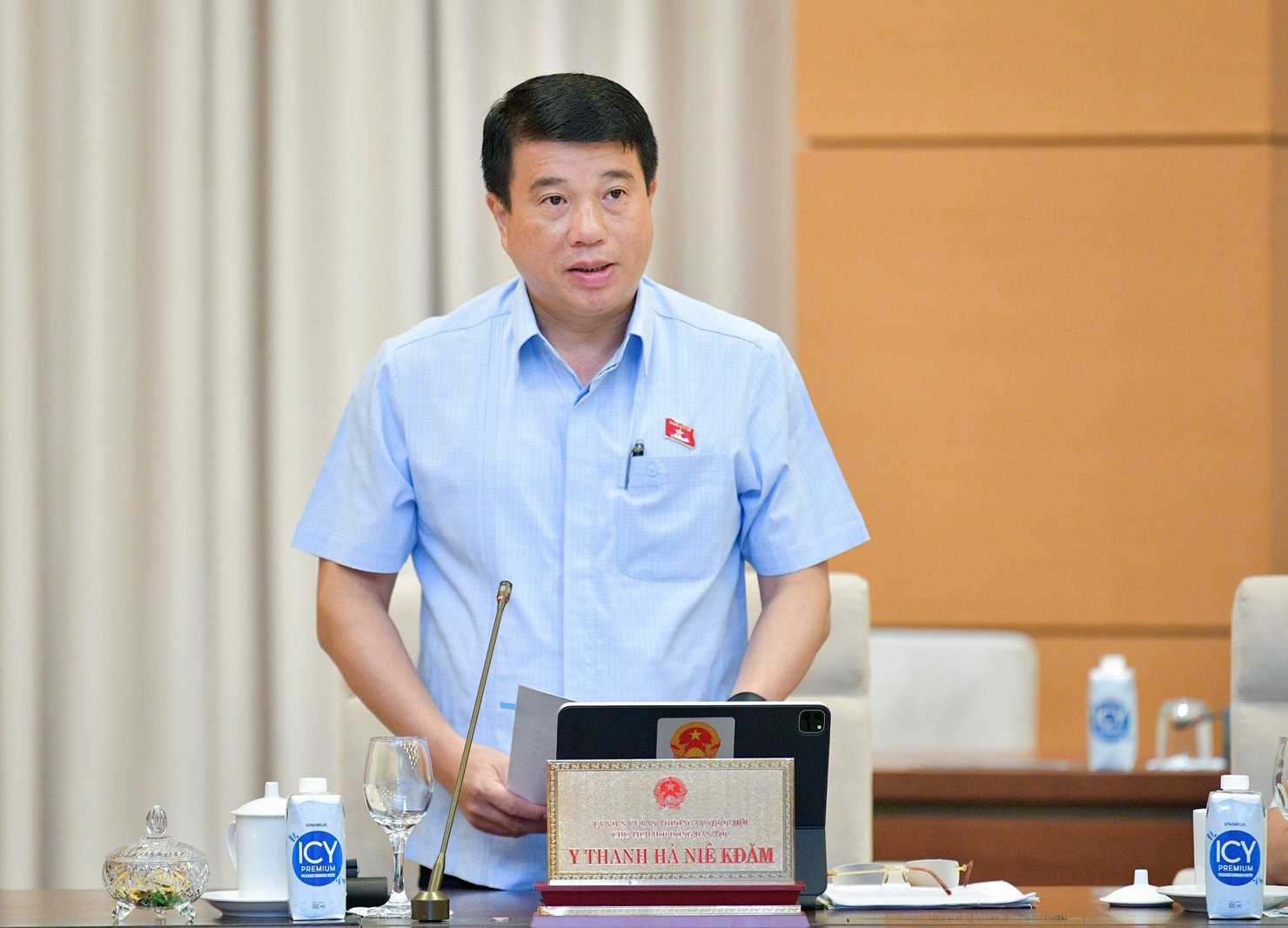 Chủ tịch Hội đồng Dân tộc của Quốc hội Y Thanh Hà Niê Kđăm phát biểu tại Phiên họp. 