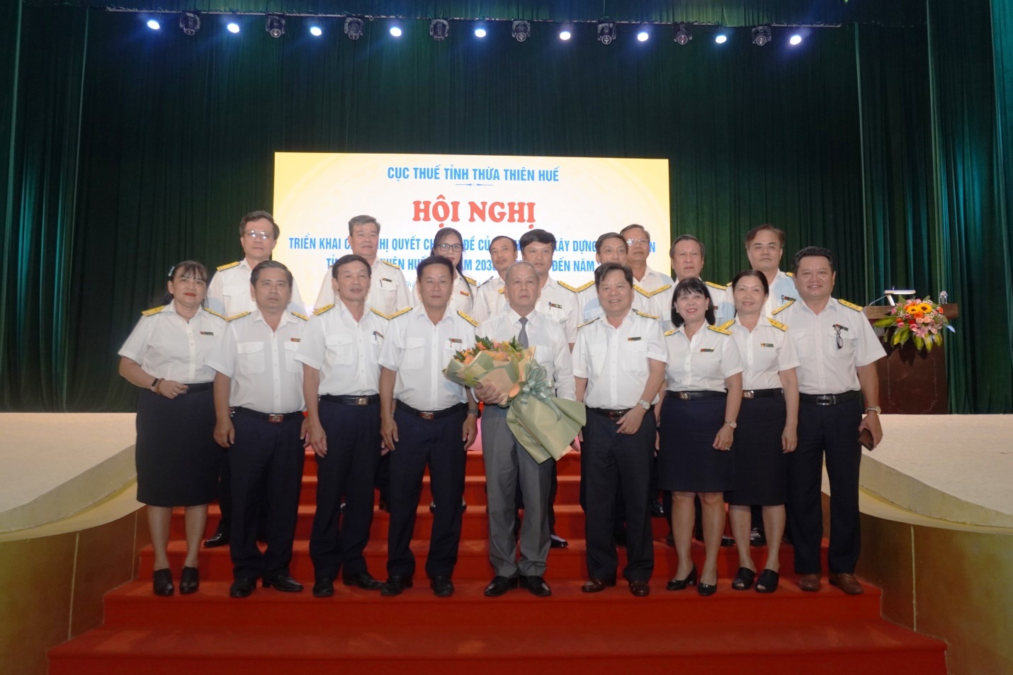 Ph&oacute; B&iacute; thư Thường trực Tỉnh ủy Thừa Thi&ecirc;n Huế Phan Ngọc Thọ chụp ảnh lưu niệm c&ugrave;ng c&aacute;c c&aacute;n bộ, đảng vi&ecirc;n, l&atilde;nh đạo Cục Thuế Thừa Thi&ecirc;n Huế