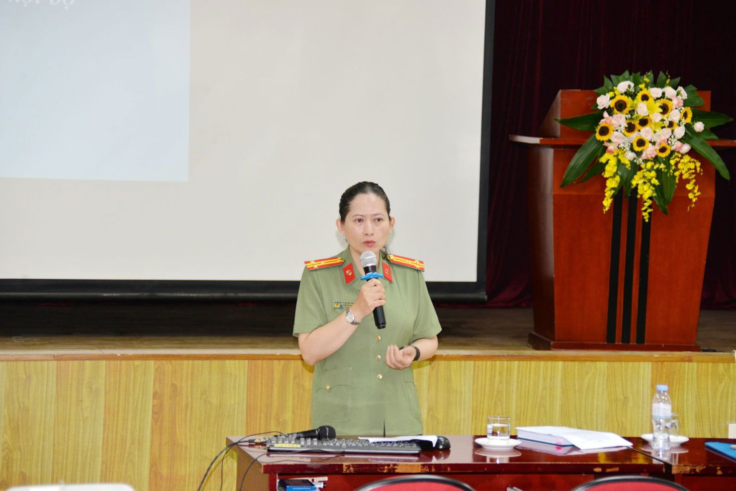 Thượng tá Đặng Thị Hồng Nhung - Phó Trưởng phòng, Cục An ninh chính trị nội bộ, Bộ Công an phổ biến các quy định về bảo vệ bí mật nhà nước tại Hội nghị.