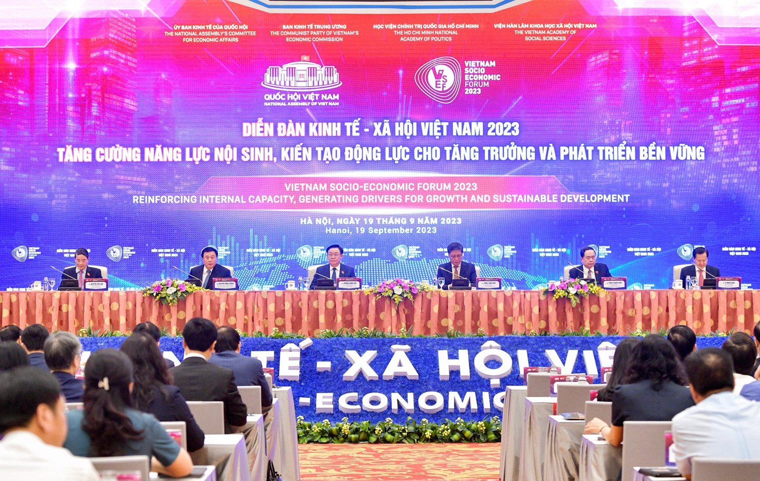 Chủ toạ điều h&agrave;nh Diễn đ&agrave;n.