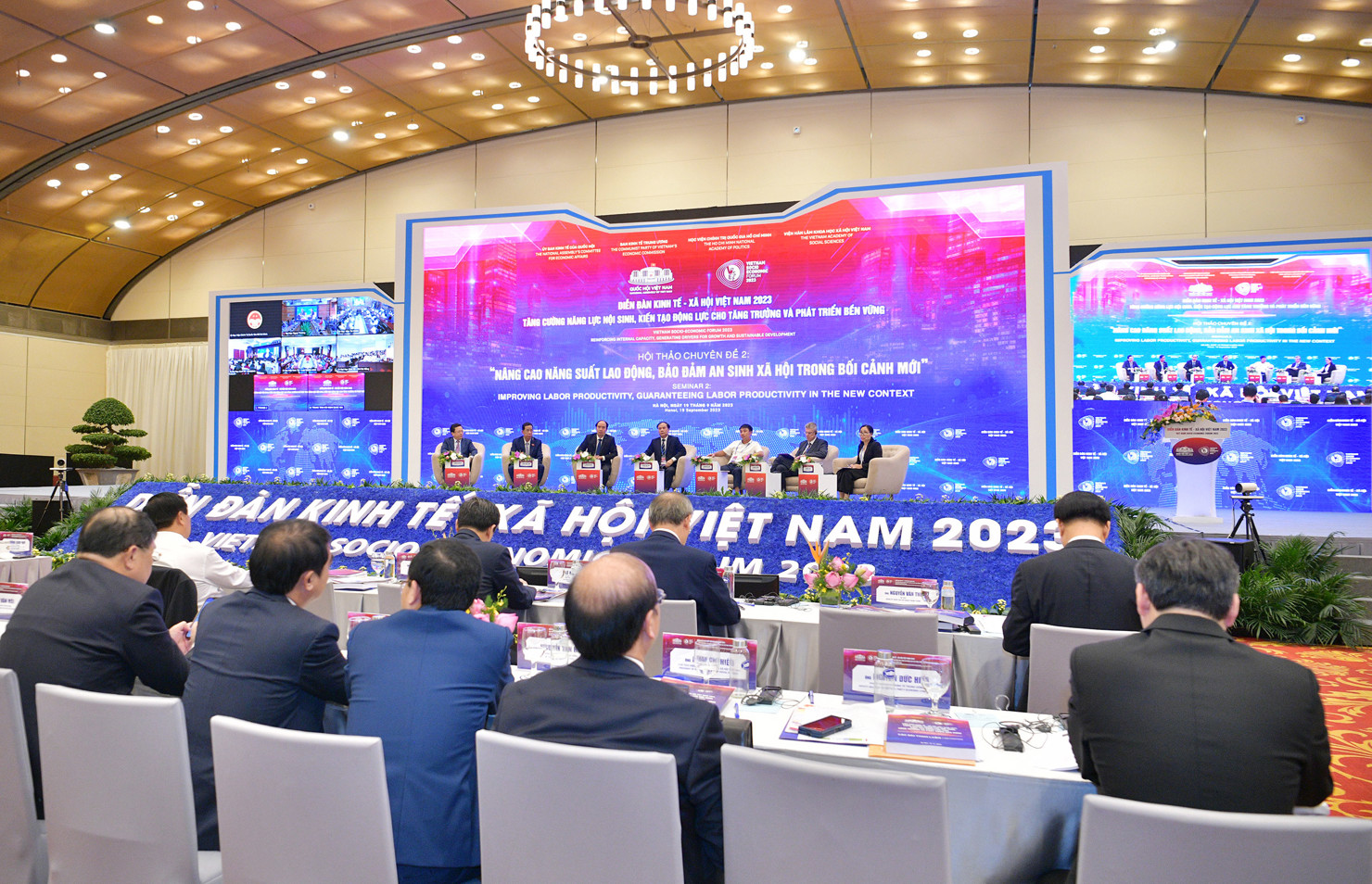 Quang cảnh phi&ecirc;n thảo luận chuy&ecirc;n đề 2 của Diễn đ&agrave;n.