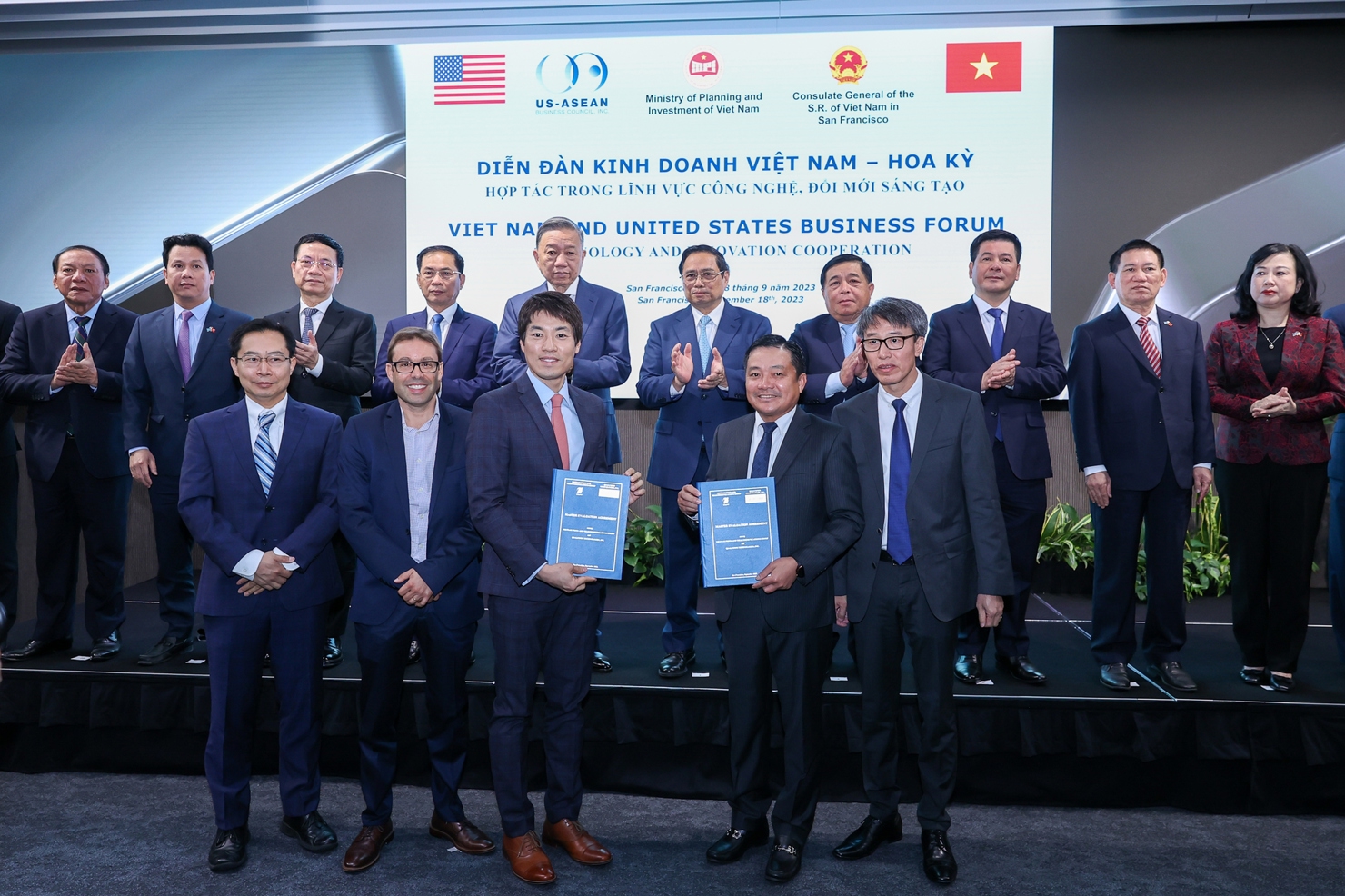 Tại Diễn đ&agrave;n, Thủ tướng Phạm Minh Ch&iacute;nh v&agrave; c&aacute;c đại biểu chứng kiến lễ trao một số thỏa thuận hợp t&aacute;c - Ảnh: VGP/Nhật Bắc