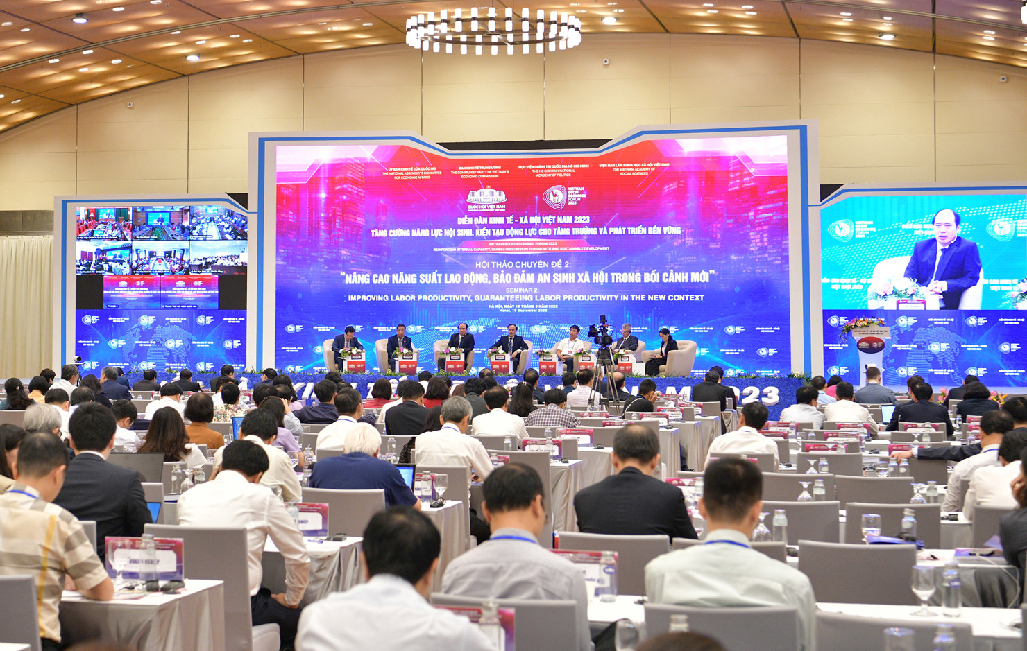 Quang cảnh Phiên thảo luận bàn tròn chủ đề "Nâng cao năng suất lao động, đảm bảo an sinh trong bối cảnh mới" ngày 19/9.