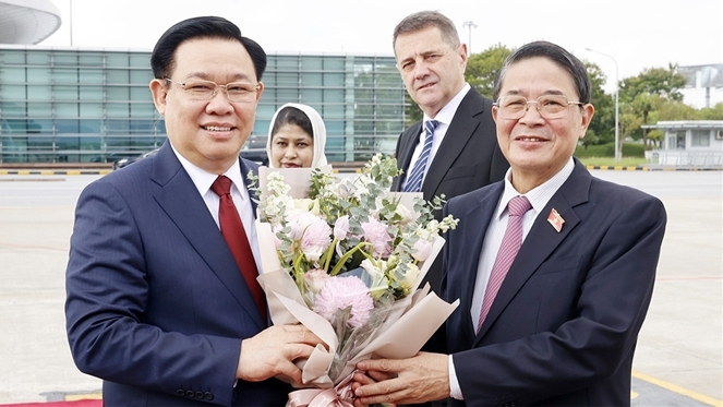 Phó Chủ tịch Quốc hội Nguyễn Đức Hải tiễn Chủ tịch Quốc hội Vương Đình Huệ. Ảnh: Doãn Tấn