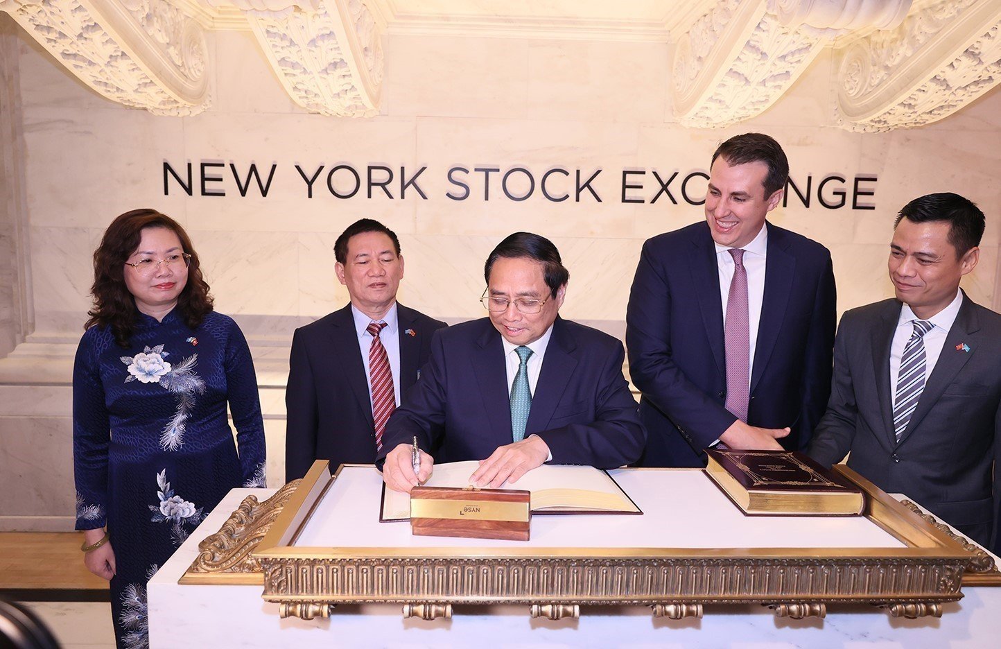 Thủ tướng Chính phủ ghi sổ lưu bút danh dự tại NYSE. Nguồn: UBCKNN