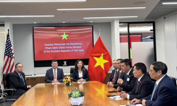 Đại diện Nasdaq và UBCKNN làm việc dưới sự chứng kiến của Thủ tướng Phạm Minh Chính, Bộ trưởng Hồ Đức Phớc. Ảnh: UBCKNN