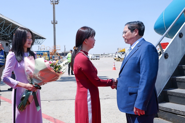 Đại sứ Việt Nam tại Brazil Phạm Thị Kim Hoa đ&oacute;n Thủ tướng v&agrave; đo&agrave;n c&ocirc;ng t&aacute;c tại s&acirc;n bay - Ảnh: VGP/Nhật Bắc