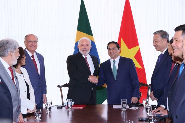 Sau lễ đón chính thức, trong không khí cởi mởi, chân thành, thực chất, Thủ tướng Phạm Minh Chính hội đàm với Tổng thống Luiz Inacio Lula da Silva - Ảnh: VGP/Nhật Bắc