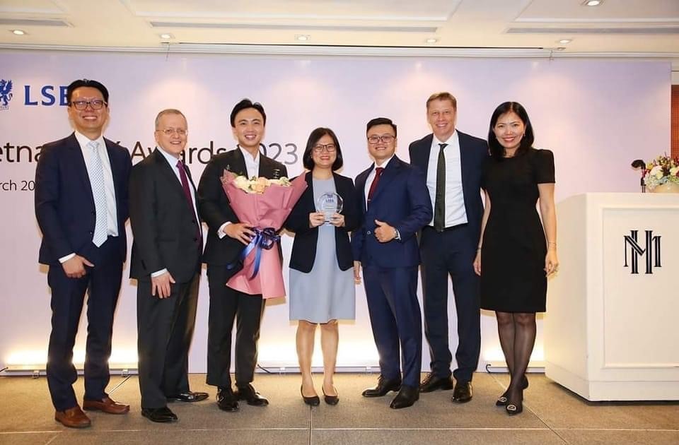 Bà Huỳnh Ngọc Trang, Giám đốc Phòng Kinh doanh tiền tệ thay mặt Eximbank nhận Giải thưởng “Top 5 volume traded - Matching” Ảnh: EIB