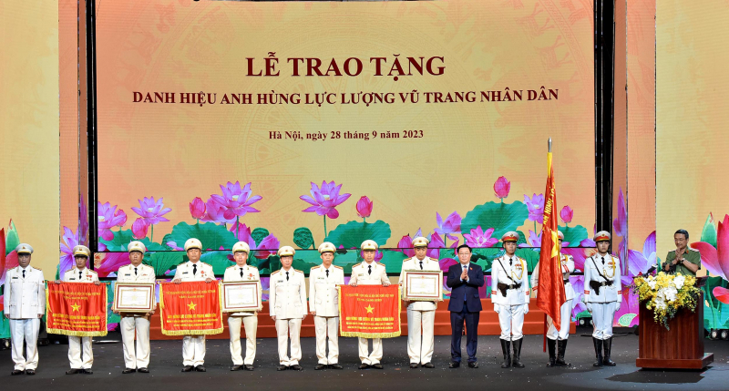 Chủ tịch Quốc hội Vương Đình Huệ trao danh hiệu Anh hùng Lực lượng vũ trang nhân dân tặng 3 tập thể và 1 cá nhân. Ảnh: Lâm Hiển