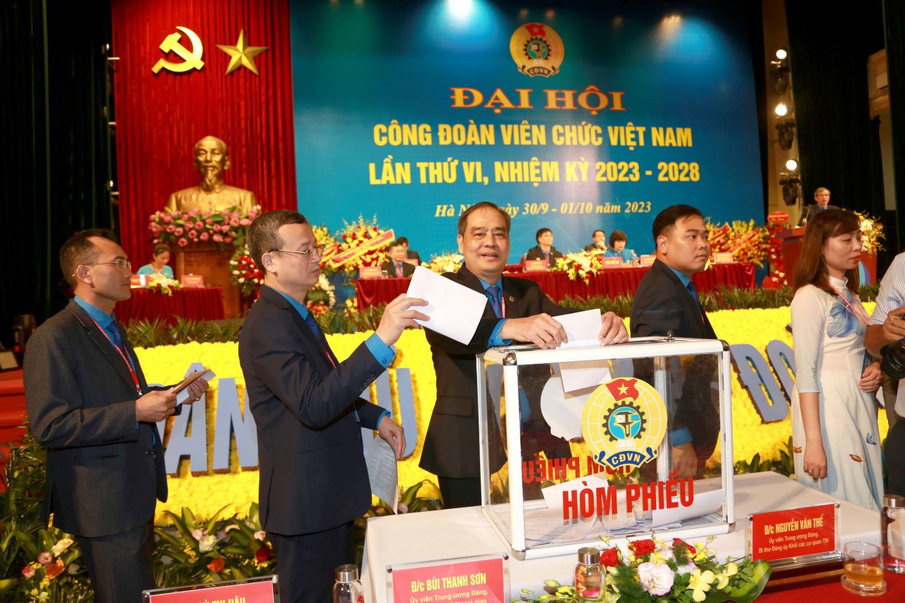 Các đại biểu bỏ phiếu bầu Ban Chấp hành Công đoàn Viên chức Việt Nam nhiệm kỳ 2023-2028.
