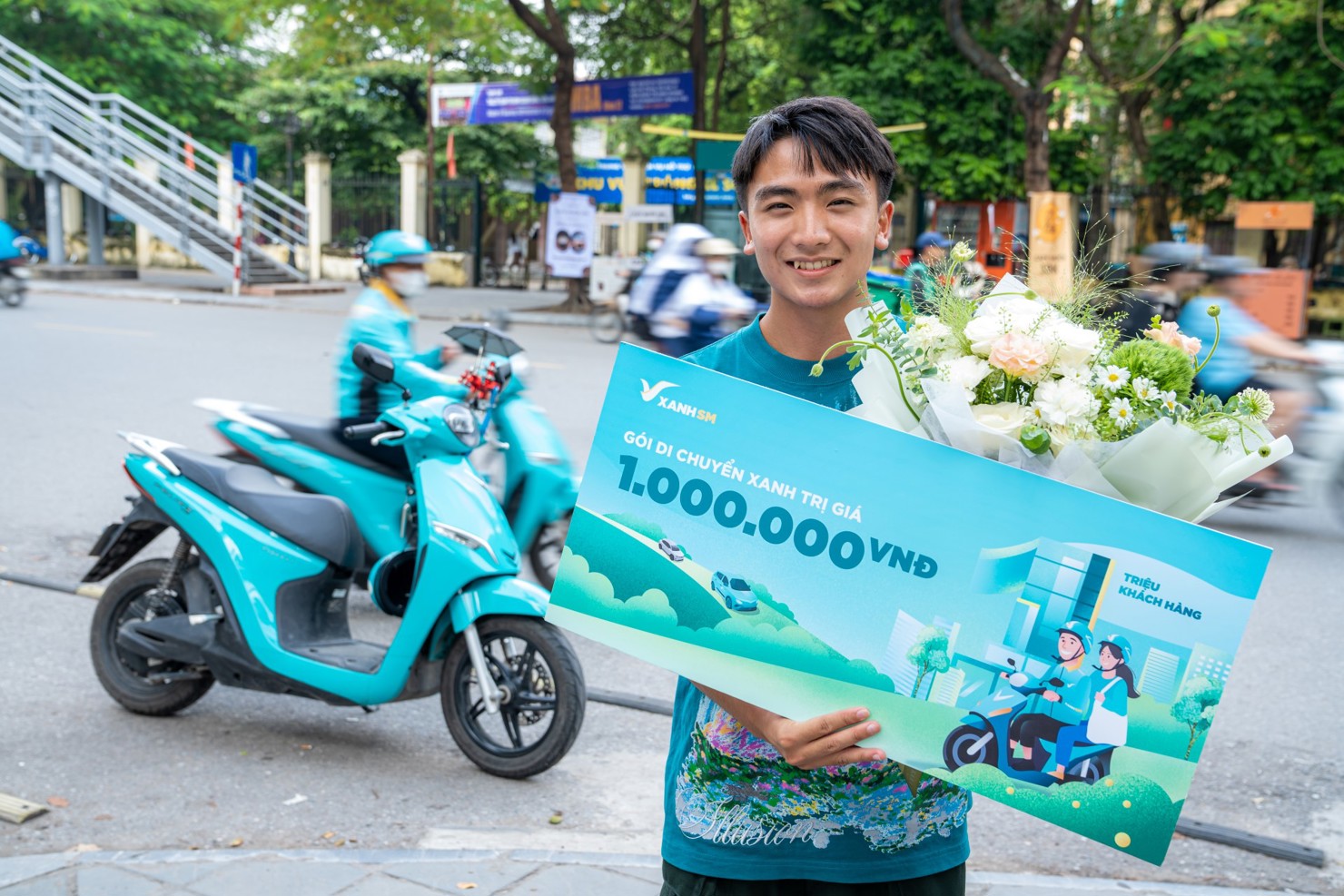 Anh Nguyễn Quang Tùng là khách hàng thứ 999.999 của Xanh SM Bike. Ảnh: VIC