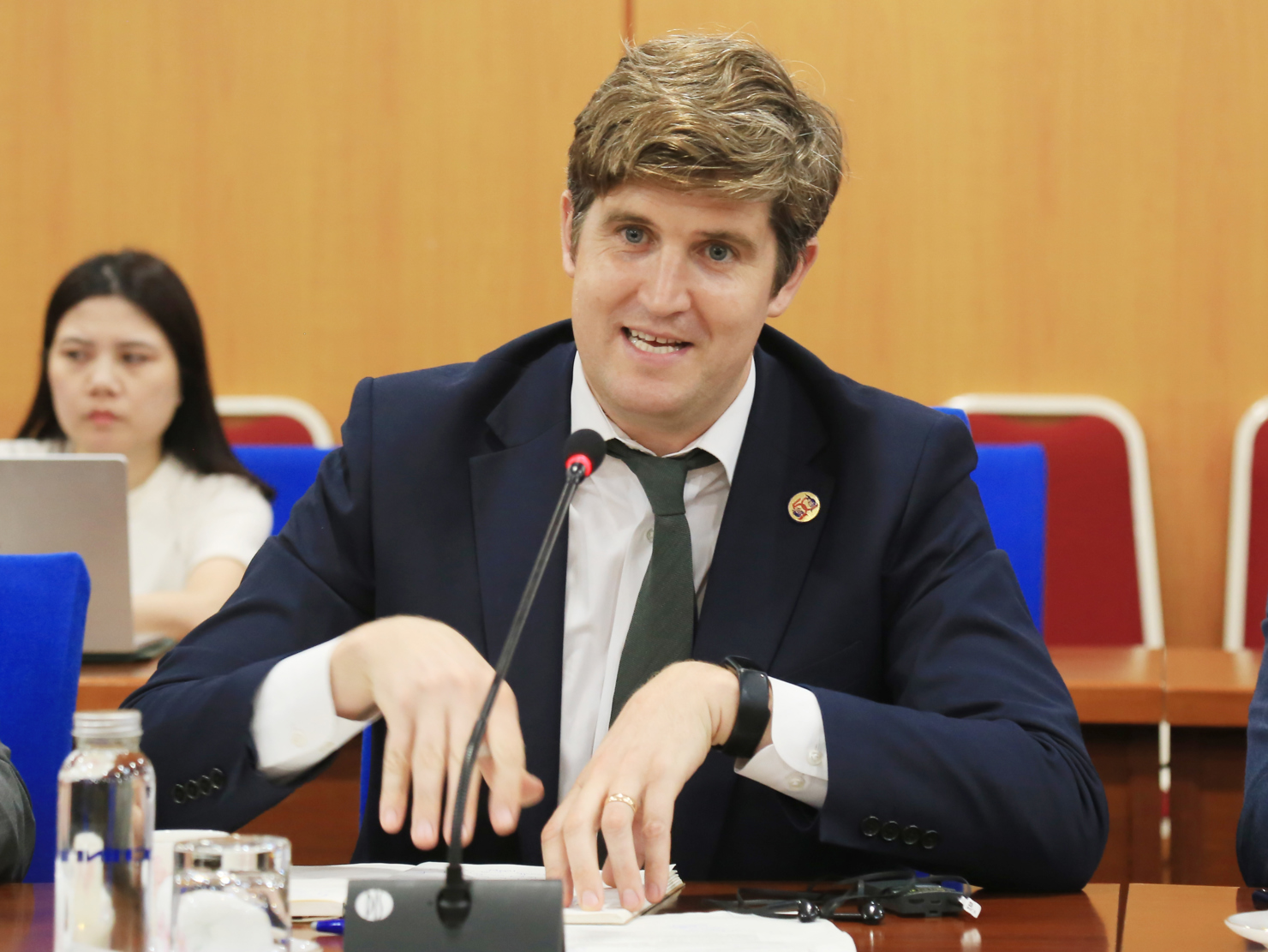 &Ocirc;ng Chris Taylor &ndash; Đặc ph&aacute;i vi&ecirc;n của Vương quốc Anh về JETP ph&aacute;t biểu tại cuộc l&agrave;m việc.