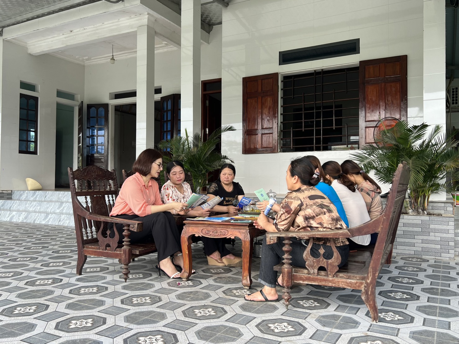 Câu lạc bộ Vườn rau an sinh, các hội viên phụ nữ tại xã Tượng Sơn (tỉnh Hà Tĩnh) ngày càng hiểu rõ, tin tưởng, yên tâm, tích cực tham gia BHXH tự nguyện.