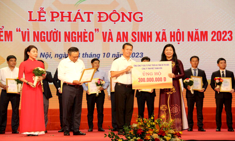 Đại diện L&atilde;nh đạo UDIC trao tặng số tiền 300 triệu đồng ủng hộ quỹ &ldquo;V&igrave; người ngh&egrave;o v&agrave; an sinh x&atilde; hội&rdquo; năm 2023 của TP. H&agrave; Nội.