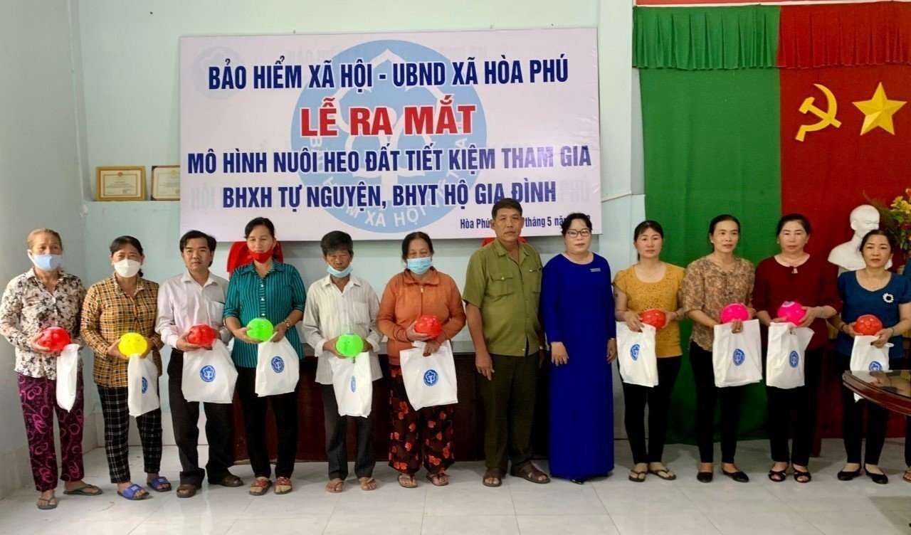 BHXH huyện Châu Thành (Long An) phối hợp với UBND xã Hòa Phú ra mắt mô hình Nuôi heo đất tiết kiệm tham gia BHXH tự nguyện, BHYT hộ gia đình.