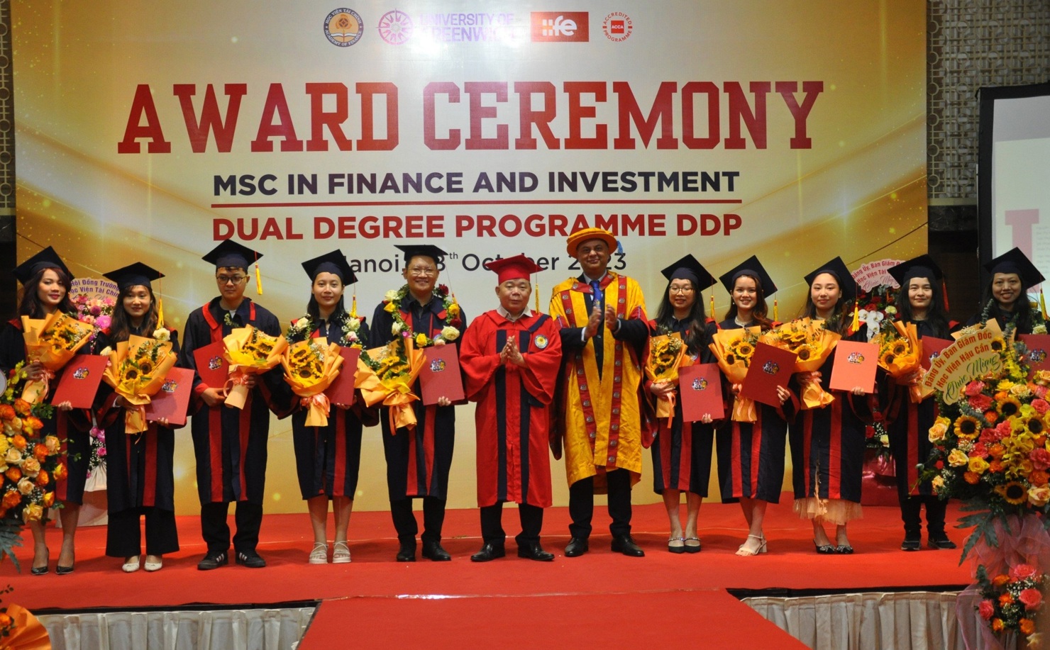 PGS. TS. Nguyễn Trọng Cơ - Bí thư Đảng uỷ, Giám đốc Học viện Tài chính trao bằng Tốt nghiệp cho các tân thạc sỹ.