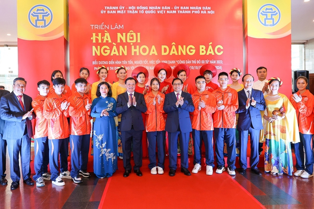 Thủ tướng Ch&iacute;nh phủ Phạm Minh Ch&iacute;nh v&agrave; c&aacute;c đại biểu tại triển l&atilde;m s&aacute;ch, ảnh "H&agrave; Nội Ng&agrave;n hoa d&acirc;ng B&aacute;c" - Ảnh: VGP/Nhật Bắc