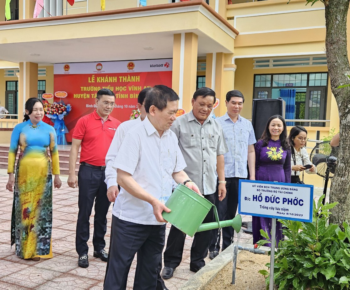 Bộ trưởng Hồ Đức Phớc v&agrave; B&iacute; thư Tỉnh ủy Hồ Quốc Dũng đ&atilde; trồng c&acirc;y lưu niệm tại Trường tiểu học Vĩnh An. Ảnh: M.A