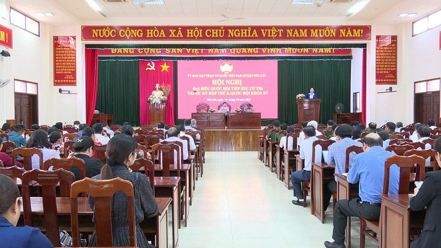 Quang cảnh hội nghị tiếp xúc cử tri. 