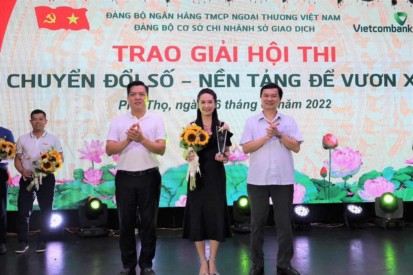 Đồng chí Ngô Minh Tuấn – Tổng biên tập Tạp chí Xây dựng Đảng và đồng chí Hồ Văn Tuấn – Bí thư Đảng ủy, Giám đốc Vietcombank Sở giao dịch trao giải Nhất cho Đội 6.