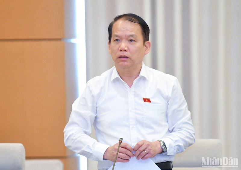 Chủ nhiệm Ủy ban Pháp luật của Quốc hội Hoàng Thanh Tùng trình bày báo cáo thẩm tra tại phiên họp chiều 11/10.