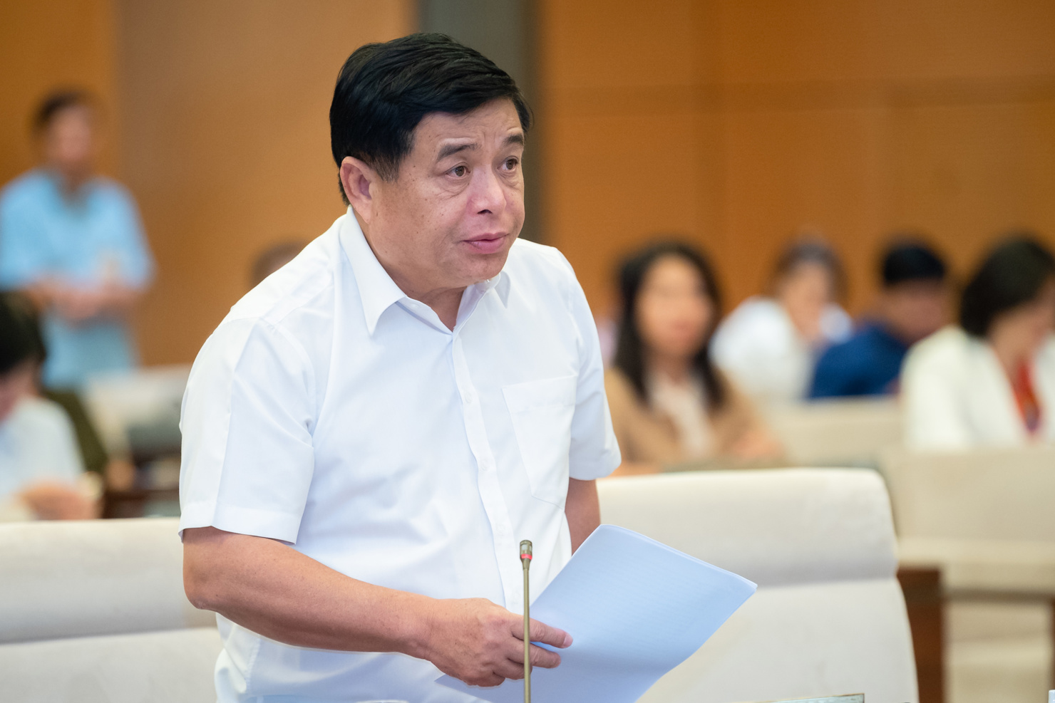 Bộ trưởng Bộ Kế hoạch và Đầu tư Nguyễn Chí Dũng báo cáo tại Phiên họp.