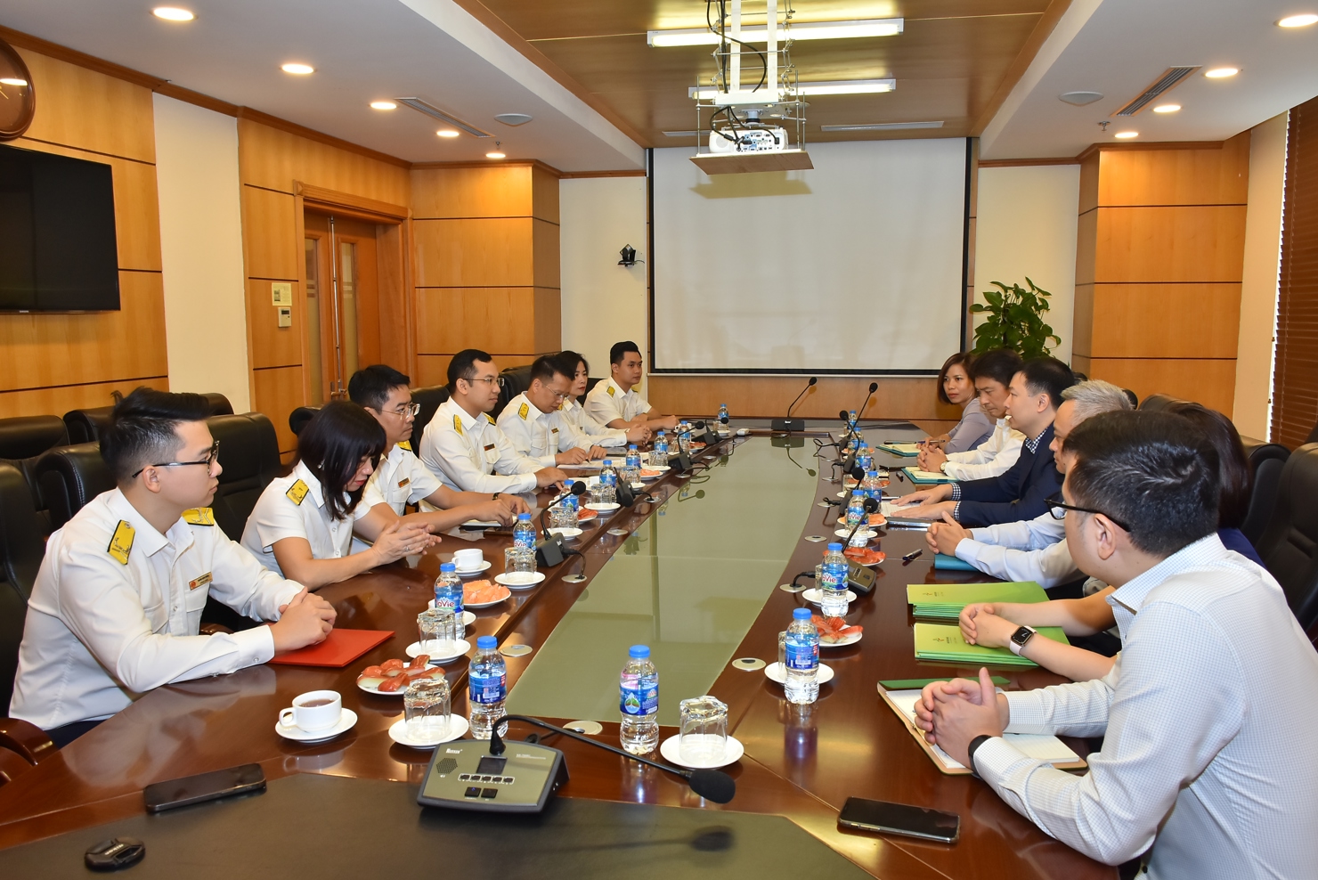 Quang cảnh buổi l&agrave;m việc.