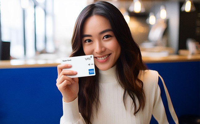 Thẻ trắng Super Card được nhiều người d&ugrave;ng săn đ&oacute;n ngay từ khi mới ra mắt. Ảnh: VIB