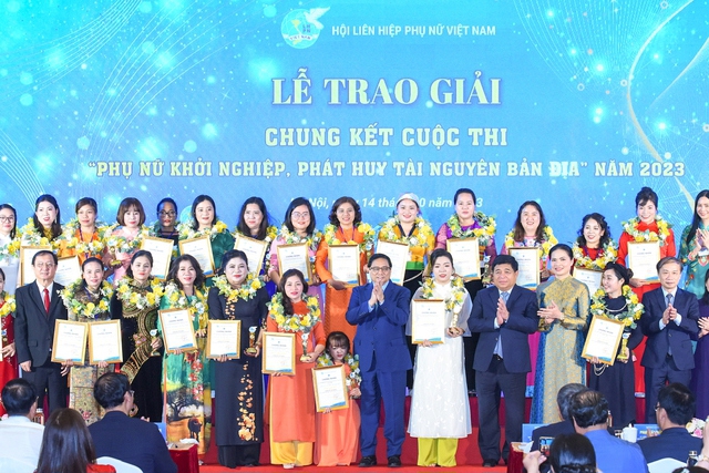 Thủ tướng Phạm Minh Ch&iacute;nh c&ugrave;ng c&aacute;c đại biểu chụp ảnh lưu niệm tại Lễ trao giải cuộc thi "Phụ nữ khởi nghi&ecirc;̣p, ph&aacute;t huy t&agrave;i nguy&ecirc;n bản địa" năm 2023.