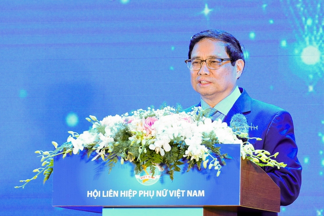 Thủ tướng b&agrave;y tỏ rất ấn tượng trước những &yacute; tưởng t&aacute;o bạo, đổi mới của c&aacute;c đề &aacute;n khởi nghiệp của phụ nữ - Ảnh: VGP/Nhật Bắc