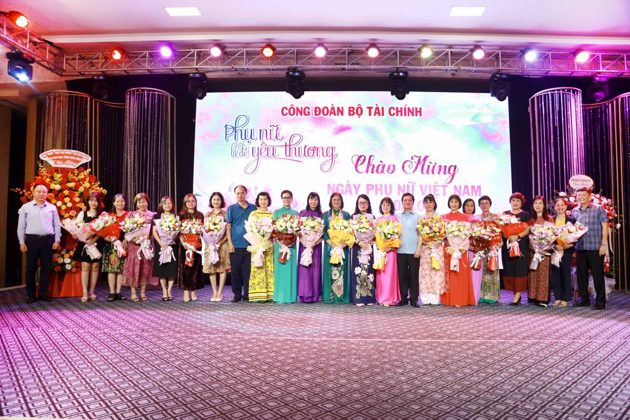 Đại diện lãnh đạo nữ các đơn vị nhận hoa.