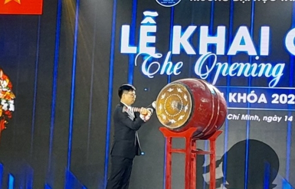PGS.TS. Phạm Tiến Đạt - Hiệu trưởng Trường Đại học Tài chính - Marketing đánh trống khai giảng năm học mới. Ảnh: Sơn Nam