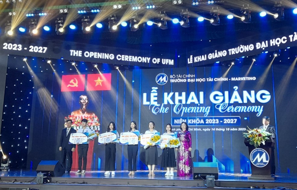 Đại diện lãnh đạo nhà trường trao học bổng tiếp sức đến trường cho 3 sinh viên có hoàn cảnh đặc biệt khó khăn. Ảnh: Sơn Nam