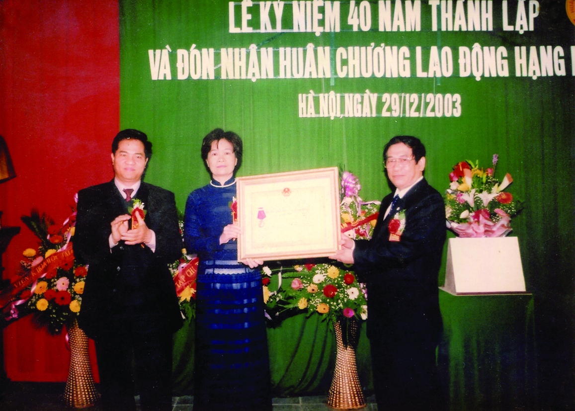 hay mặt c&aacute;n bộ, người lao động Tạp ch&iacute; T&agrave;i ch&iacute;nh, Tổng Bi&ecirc;n tập Đặng Thị Luận đ&oacute;n nhận Hu&acirc;n chương Lao động hạng Nhất (năm 2003).
