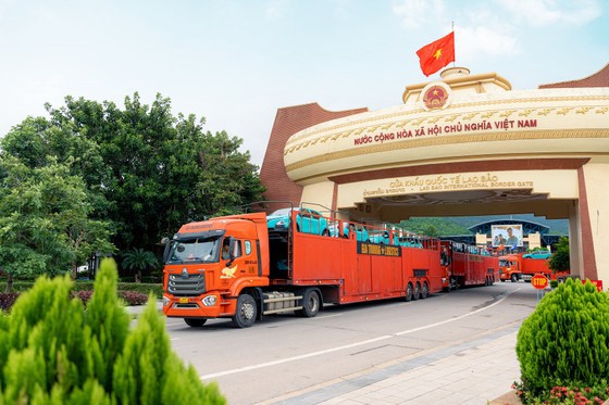 Dàn xe Xanh SM tại Cửa khẩu quốc tế Lao Bảo hôm 14/10. Ảnh: GSM.
