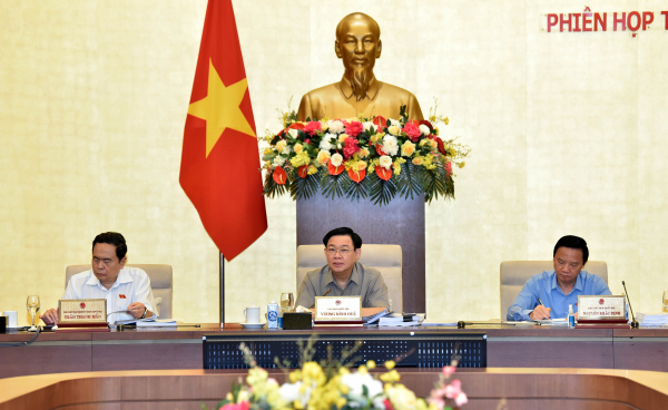 Chủ tịch Quốc hội Vương Đình Huệ phát biểu tại phiên họp. Ảnh: Lâm Hiển