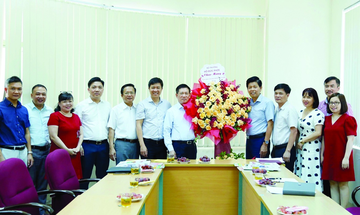 Bộ trưởng Bộ T&agrave;i ch&iacute;nh Hồ Đức Phớc tặng hoa ch&uacute;c mừng Tạp ch&iacute; T&agrave;i ch&iacute;nh nh&acirc;n dịp kỷ niệm 97 năm Ng&agrave;y B&aacute;o ch&iacute; C&aacute;ch mạng Việt Nam, ng&agrave;y 21/6/2022.