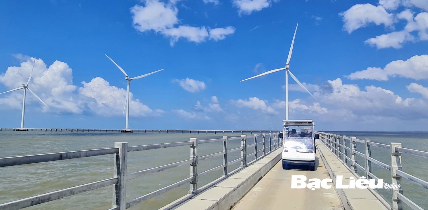 Điện gió Hòa Bình 1 (huyện Hòa Bình) thu hút khách du lịch đến tham quan. Ảnh: M.Đ